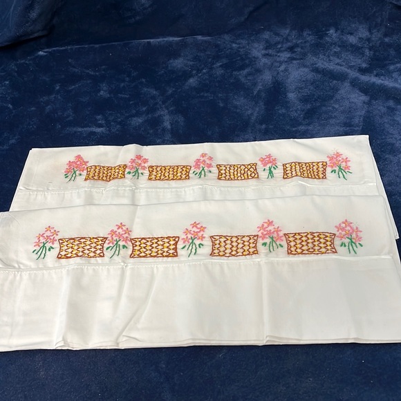 VTG Embroidered Pillowcase Set - Picture 1 of 4